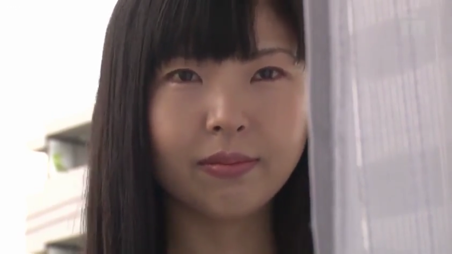 窗边 · 双眼特写 · 凝视 · 自然光 · 未见明确服装 · 白色纱帘