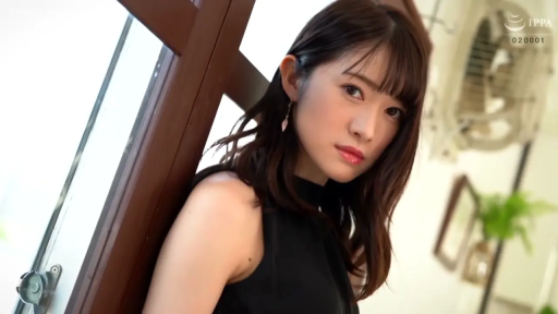 窗边 · 凝视 · 肩部特写 · 黑色无袖上衣 · 画质清晰