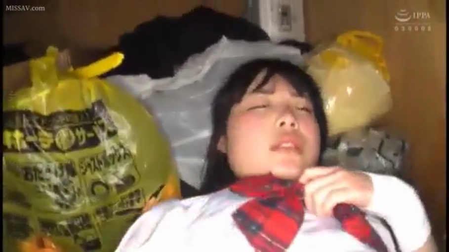 微张嘴 · 面部特写 · 红色格纹领带 · 垃圾堆旁