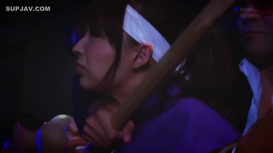 室内 · 昏暗灯光 · 紫色上衣 · 额头缠绕白带 · 略带困惑 · 女优侧脸特写