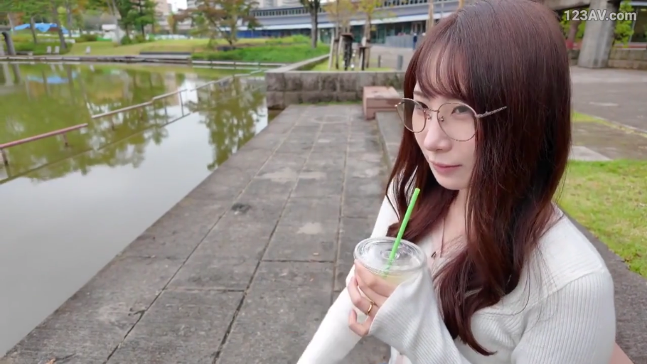 饮料杯 · 佩戴眼镜 · 微笑 · 湖边 · 自然光 · 白色针织衫