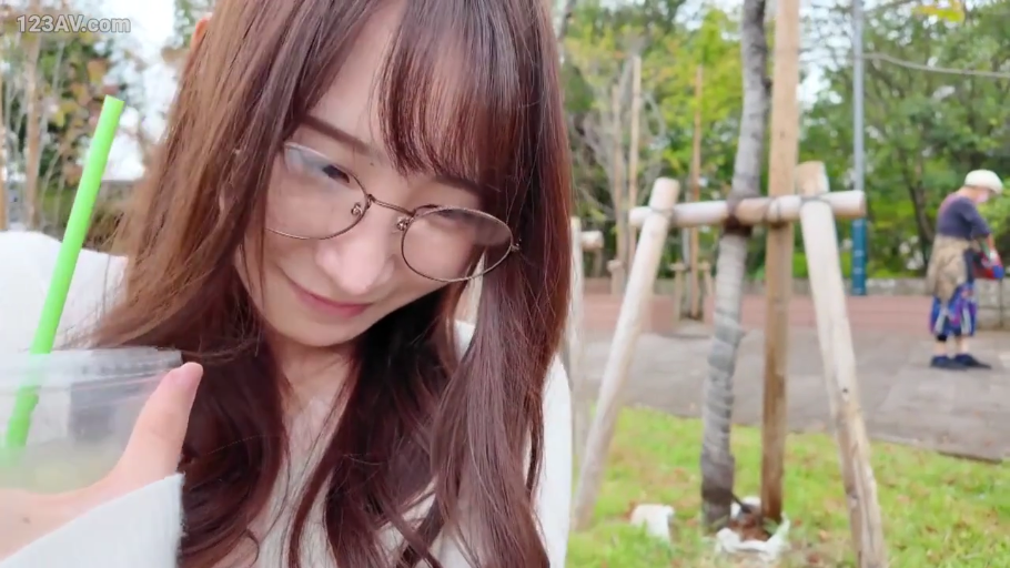 甜美微笑 · 白色上衣 · 公园 · 女性面部特写 · 细框眼镜