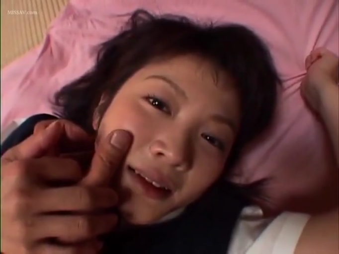 脸部特写 · 卧室 · 迷离 · 仰卧 · 水手服 · 粉色枕头 · 捏脸