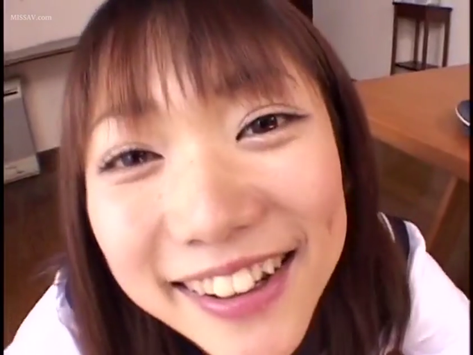 室内 · 眼睛特写 · 白色上衣 · 开心的笑容