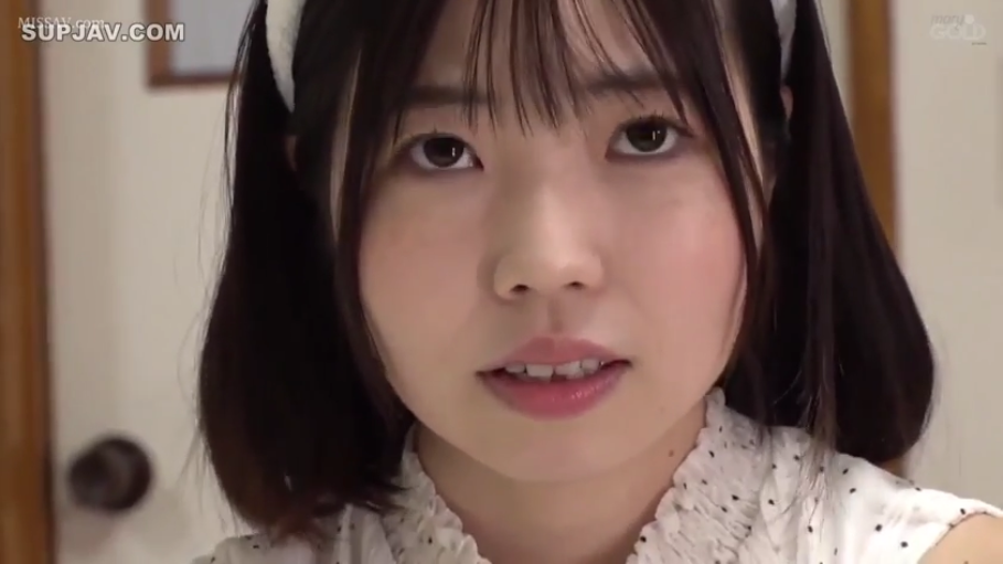 室内 · 深情注视 · 眼睛特写 · 白色波点上衣 · 白色发带