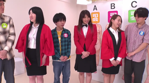スタジオ · 微笑 · 法披 · 红色西装 · 背景有标示A/B/C的胸部解剖图