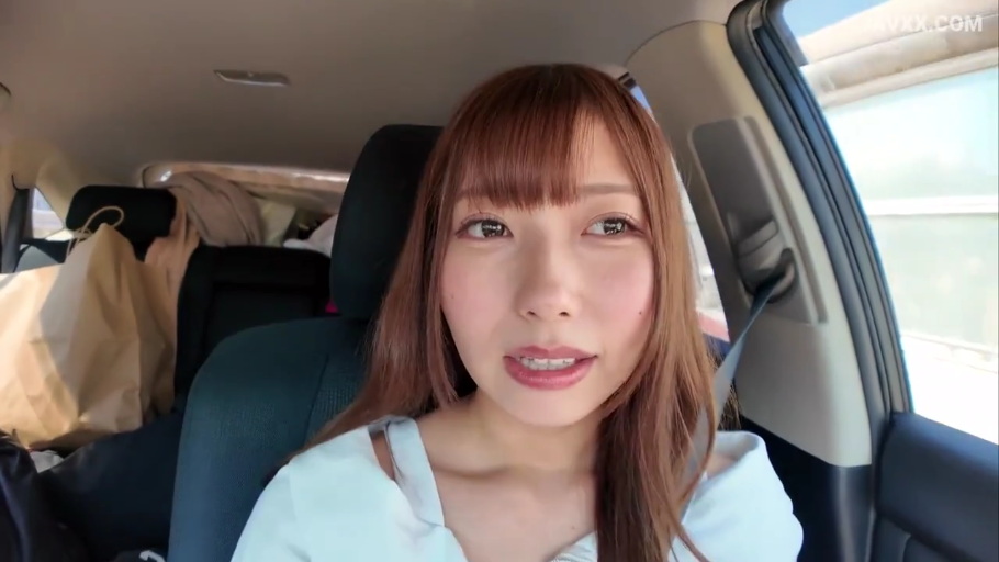 面部特写 · 白色上衣 · 汽车 · 交谈状 · 汽车内部