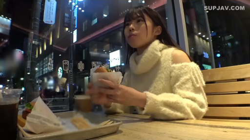 坐姿 · 自然 · 半身 · 餐厅 · 夜景 · 汉堡 · 白色露肩毛衣 · 拿着汉堡