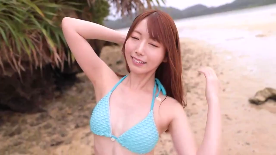 上半身特写 · 微笑 · 海滩 · 蓝色比基尼 · 阳光明媚