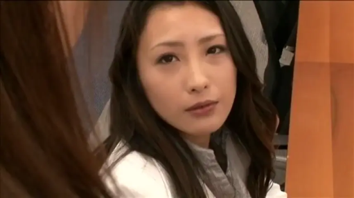 室内 · 坐姿 · 白大褂 · 忧郁 · 脸部特写 · 凝视 · 亚洲女性