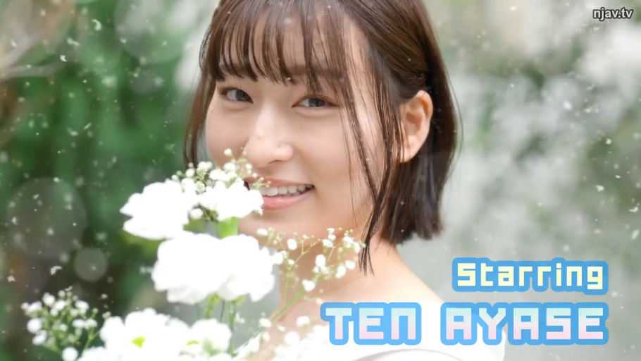 面部特写 · 白色上衣 · 户外 · 短发 · 持花 · 甜美笑容 · 侧头看向镜头 · 白色花束