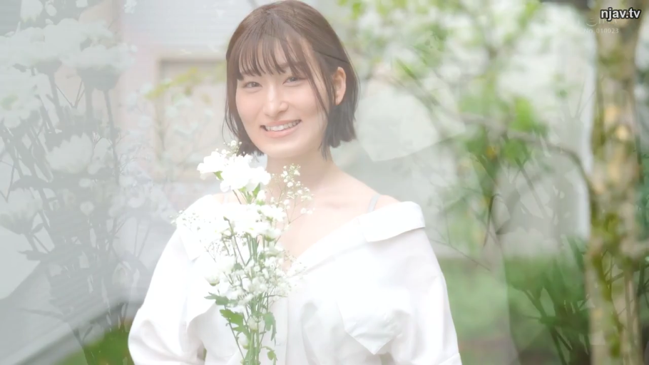 肩部特写 · 温柔 · 室外 · 白色露肩上衣 · 鲜花 · 柔光滤镜