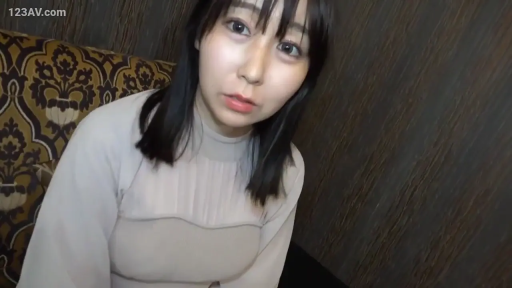 略显懵懂 · 脸部特写 · 室内沙发 · 米白色高领紧身衣
