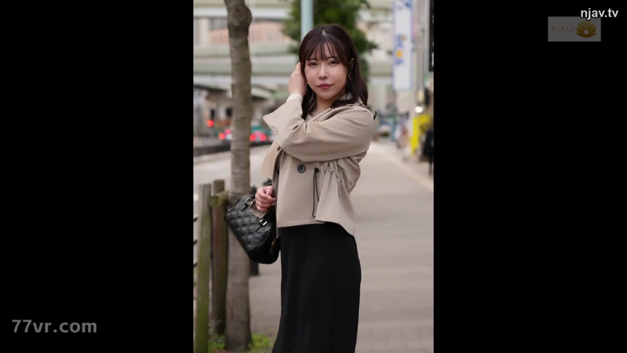 微笑 · 半身像 · 整理头发 · 侧身站立 · 城市街道 · 黑色手提包 · 浅色短风衣