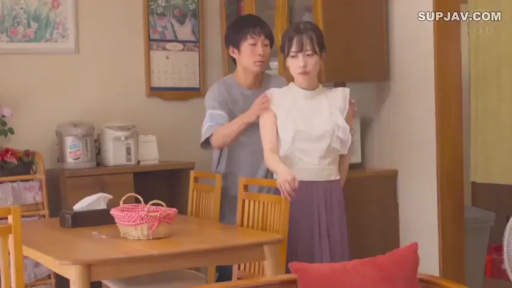 家具 · 民宅客厅 · 中景镜头 · 女子表情冷淡或忧虑 · 日常家居环境 · 男子身穿灰色短袖T恤