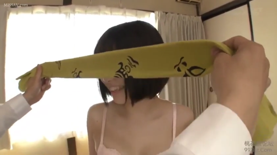 双手持眼罩动作 · 卧室 · 顺从 · 粉色内衣 · 光线明亮 · 黄色眼罩