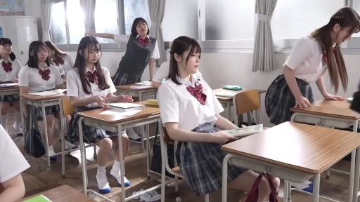 教室 · 交谈中 · 格子百褶裙 · 制服领结 · 前排女学生面部特写