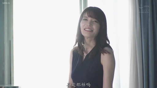 窗边 · 温柔 · 面部特写 · 中文字幕 · 深色无袖上衣