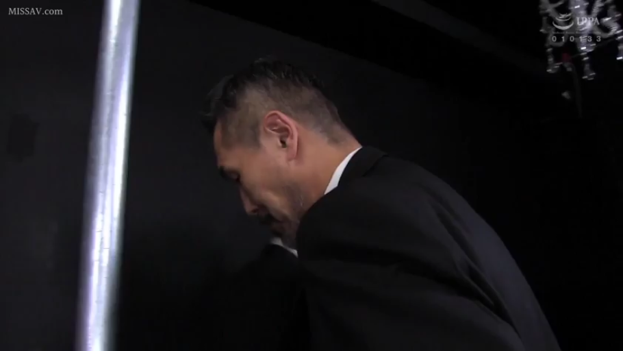 专注 · 黑色西装 · 暗室 · 背景黑暗 · 男人侧脸特写 · 金属钢管
