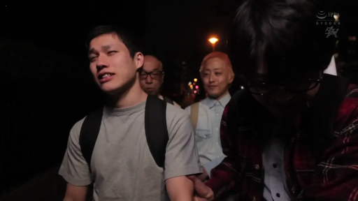 沉思 · 格子衫 · 夜间 · 双肩包 · 男人脸部特写 · 背景灯光模糊