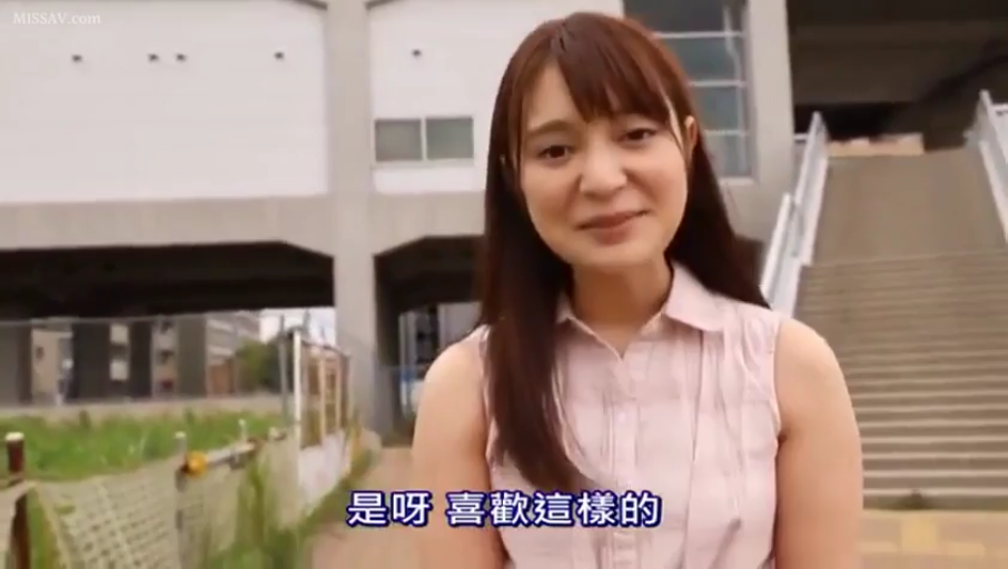 脸部特写 · 温柔 · 中文字幕 · 楼梯旁 · 淡粉色无袖衬衫