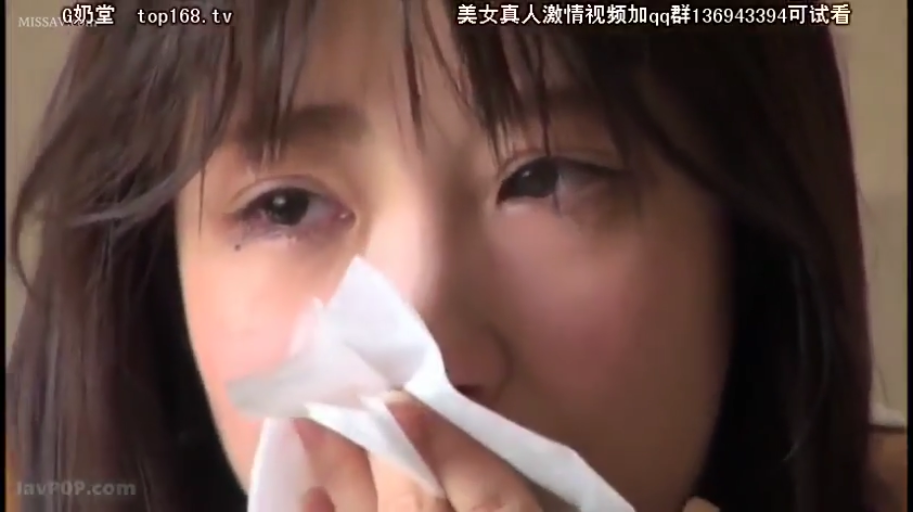 室内 · 眼睛特写 · 啜泣 · 纸巾 · 红肿眼眶