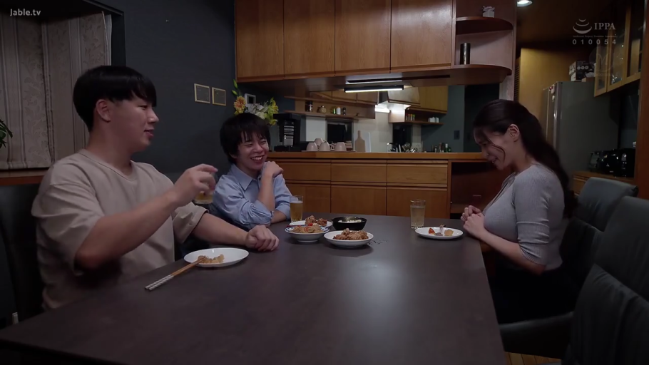 交谈 · 针织上衣 · 餐厅 · 啤酒