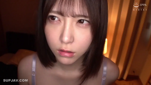 室内 · 坐姿 · 脸部特写 · 凝视 · 内衣 · 短发 · 微张嘴