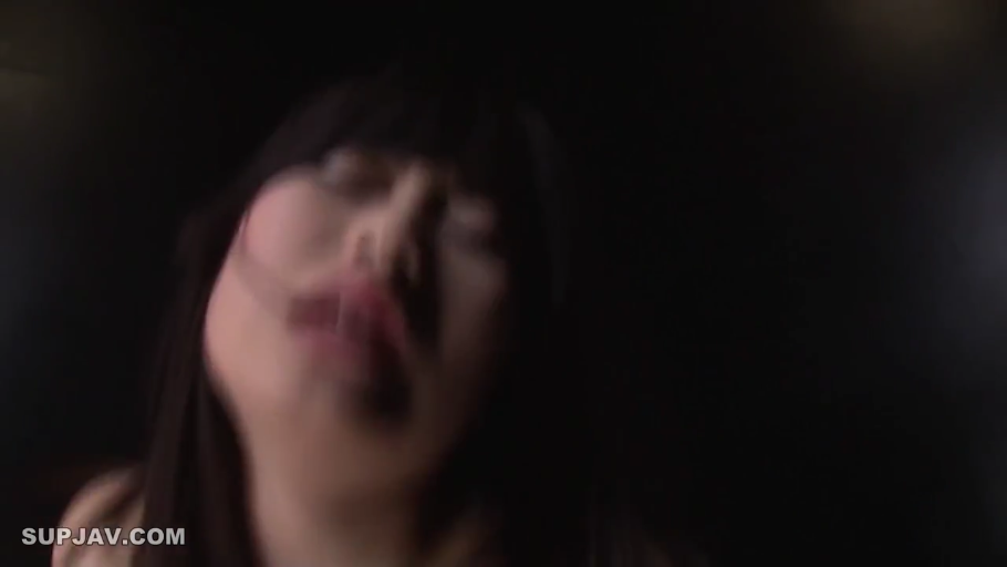 室内 · 脸部特写 · 仰头