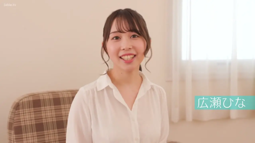 室内 · 上半身特写 · 微笑 · 白色衬衫 · 自然光