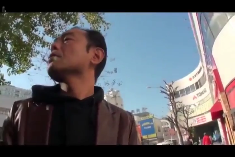 观察中 · 室外场景 · 城市街道 · 深色连帽衫 · 中景镜头