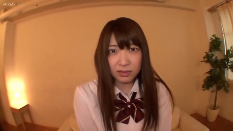 室内 · 座り姿勢 · 真剣 · 顔部のクローズアップ · 盆栽 · 学生服 · 凝視 · 长发