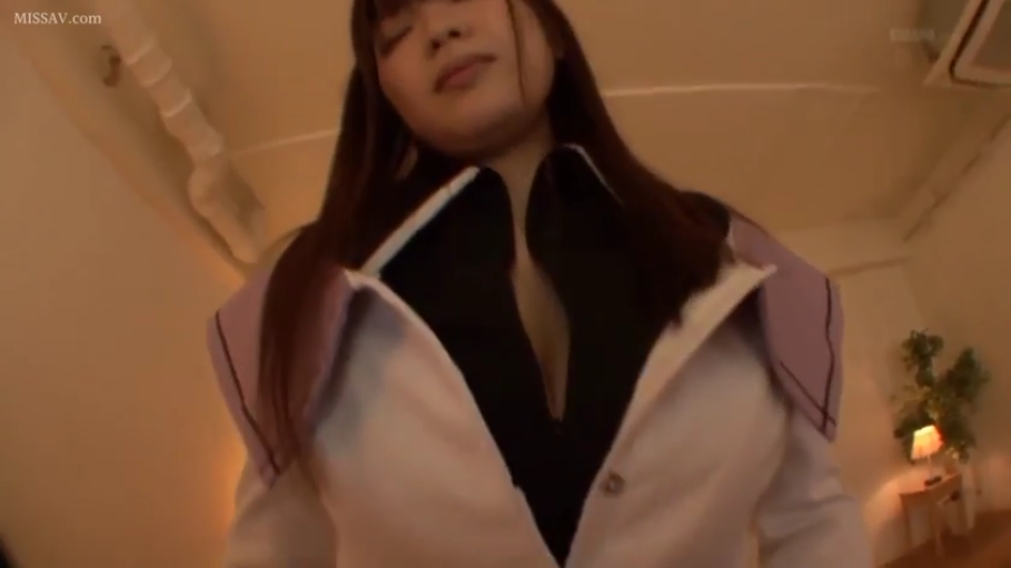室内 · 面部特写 · 轻微闭眼 · 深色内衬