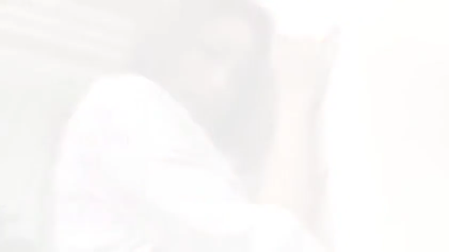 室内 · 半身 · 白色上衣 · 模糊 · 静止 · 强光 · 侧姿