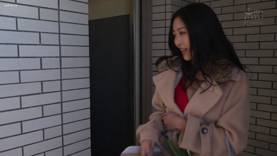面部侧脸特写 · 期待 · 门口 · 包裹 · 浅色毛呢外套