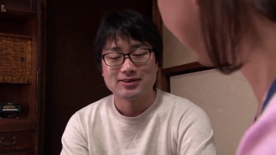 部屋 · 微笑着说话 · 男性面部特写 · 日常打扮 · 米色圆领长袖衫