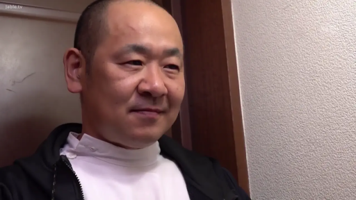 室内 · 面部特写 · 注视 · 正面 · 白色制服 · 中年大叔 · 猥琐笑容