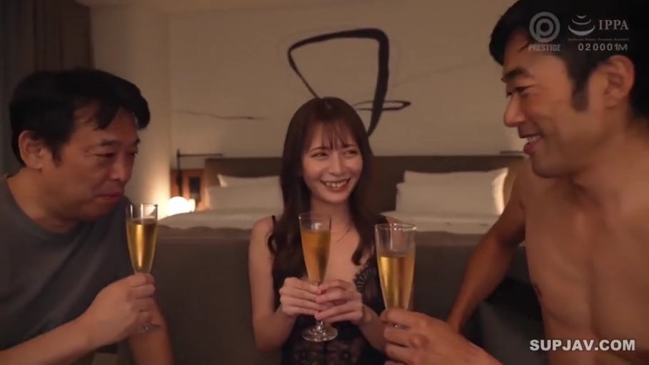 社交表情 · 酒店卧室 · 香槟杯 · 人物半身像 · 酒杯 · 右侧男子赤裸上身