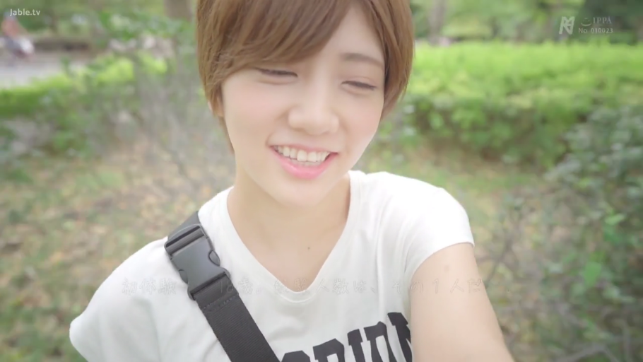 面部特写 · 白色T恤 · 户外公园