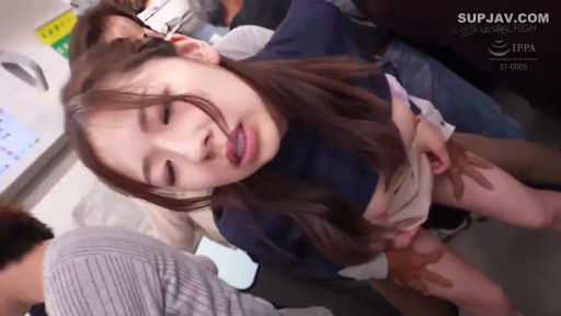 坐姿 · 脸部特写 · 电车 · 露乳制服