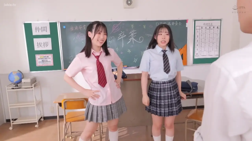 校服 · 教室 · 站立 · 全景 · 微笑 · 交流 · 黑板 · 制服诱惑