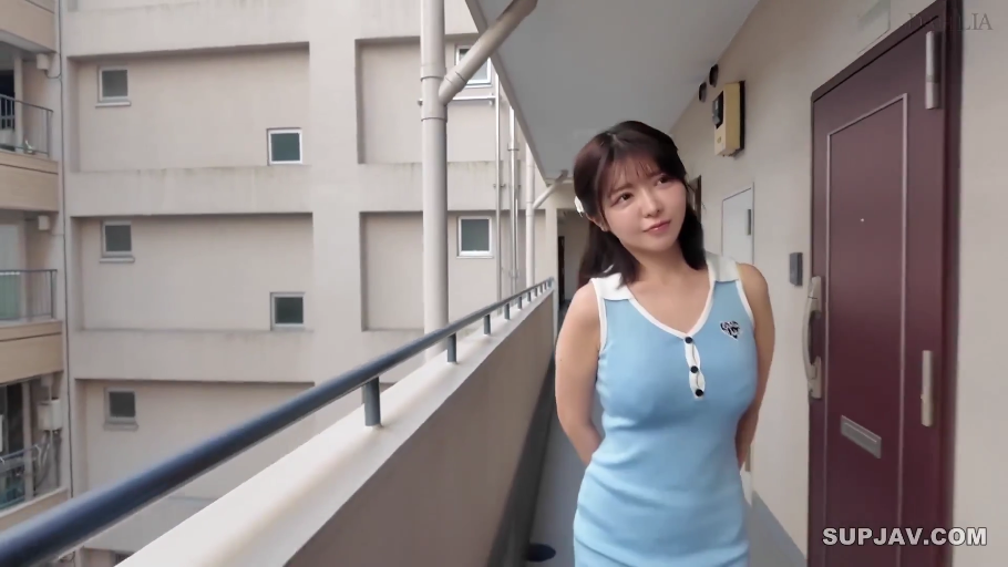 站立 · 中景 · アパートの廊下 · 蓝色紧身裙
