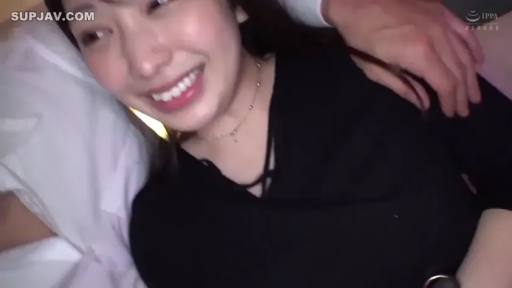 室内 · 脸部特写 · 微笑 · 互动 · 黑色上衣 · 躺卧