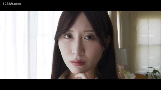 寝室 · 注视 · 五官清晰 · 自然光 · 淡い色のトップス