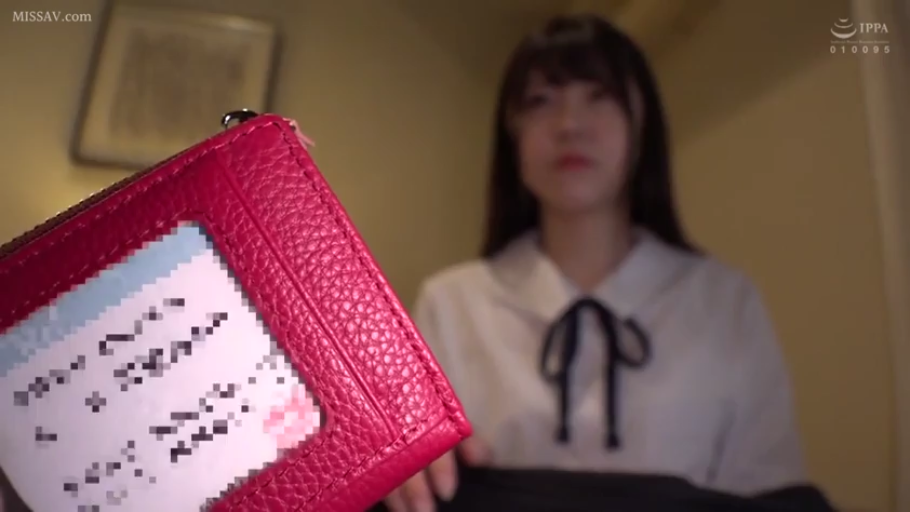 室内 · 面无表情 · 证件钱包特写 · 右上角有IPPA认证标志 · 白色校服水手服 · 证件钱包