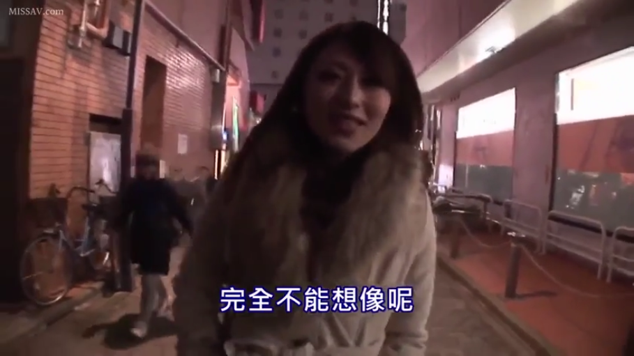 站立 · 中景 · 微笑 · 中文字幕 · 谈话 · 夜晚街道 · 毛皮领大衣