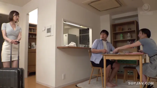 行李箱 · 惊讶 · 紧身短袖上衣 · 室内客厅 · 女子上半身 · 日常家居环境