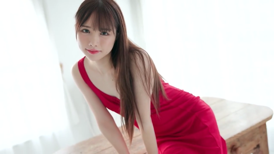 面对镜头 · 半身 · 室内摄影棚 · 甜美微笑 · 红色无袖连衣裙 · 长发美少女 · 木质长桌 · 弯腰坐姿