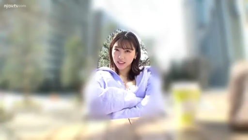 脸部特写 · 自然放松 · 露天休闲区 · 浅紫色连帽外套