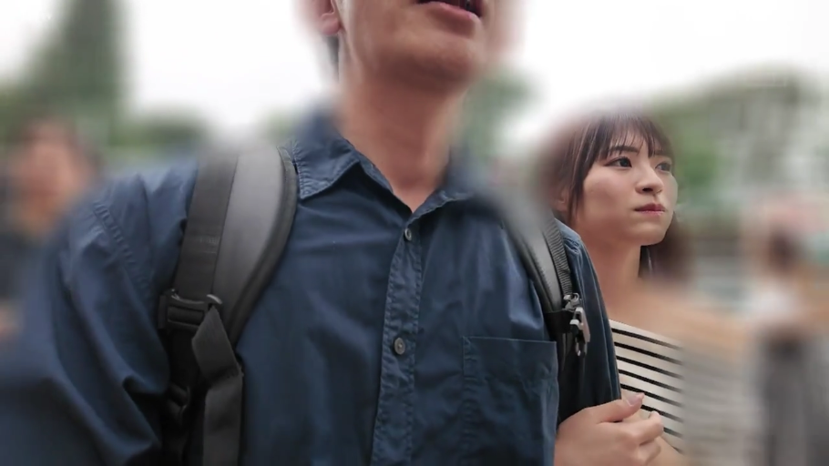 面部特写 · 蓝色衬衫 · 散步 · 双肩包 · 白天 · 户外街道 · 开心大笑 · 站立挽手